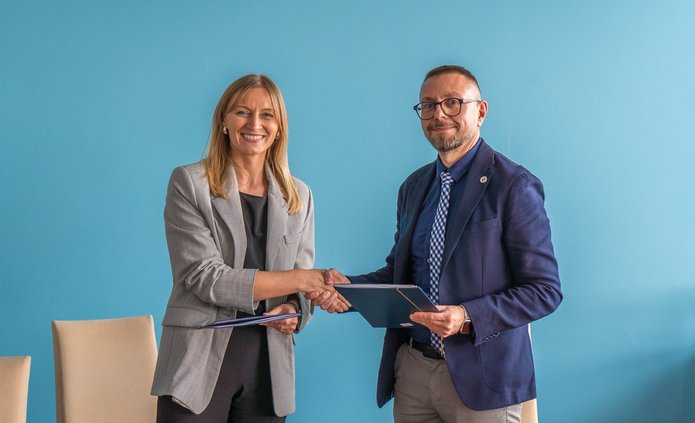 Signing the agreement between the Faculty of Philology, University of Lodz and Beko