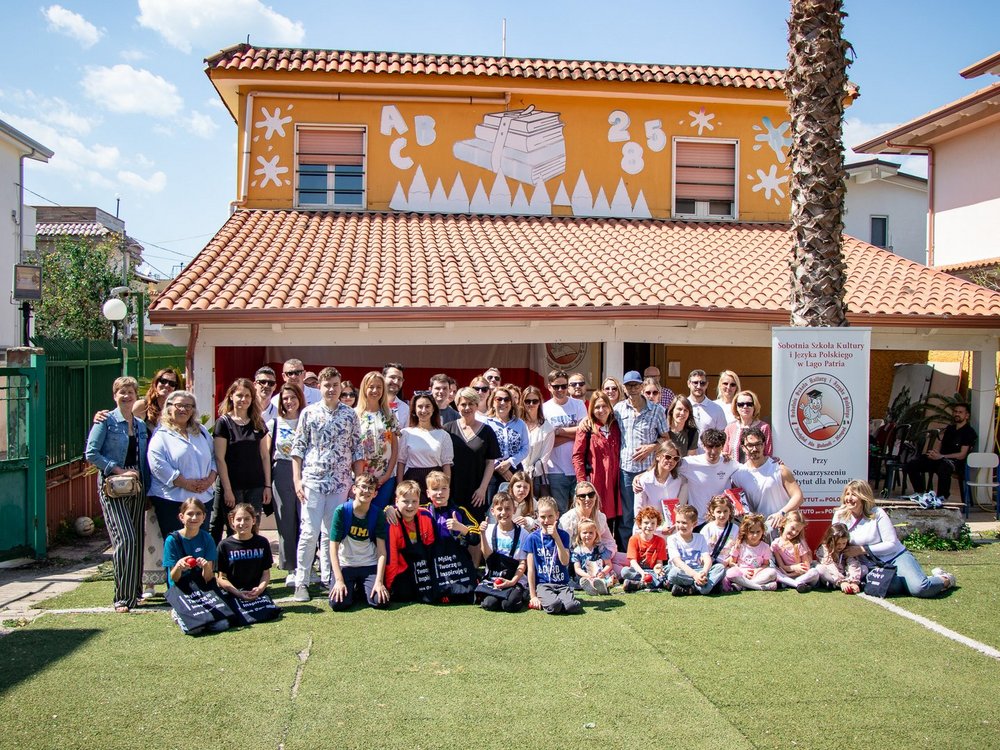 a group photo of the picnic participants