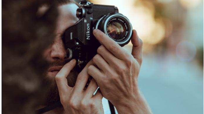 mężczyzna z aparatem fotograficznym