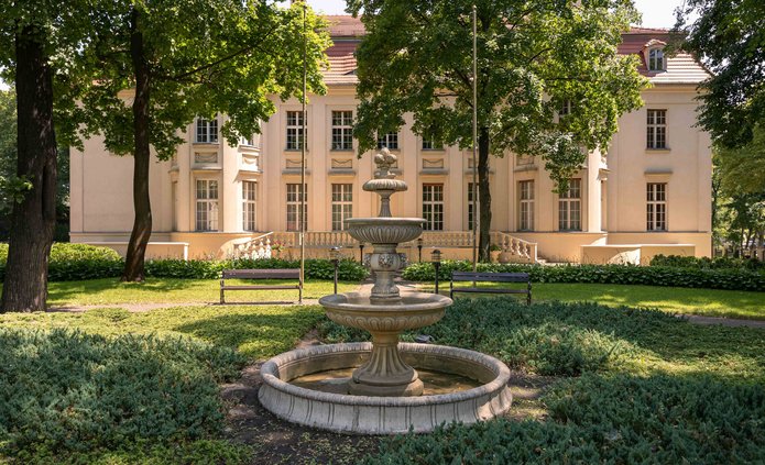 a photo of the fountain in front of the Biedermann's Palace