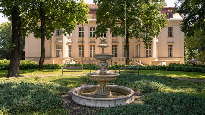 a photo of the fountain in front of the Biedermann's Palace
