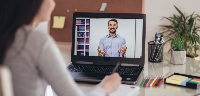 Wykład online - dziewczyna przed komputerem