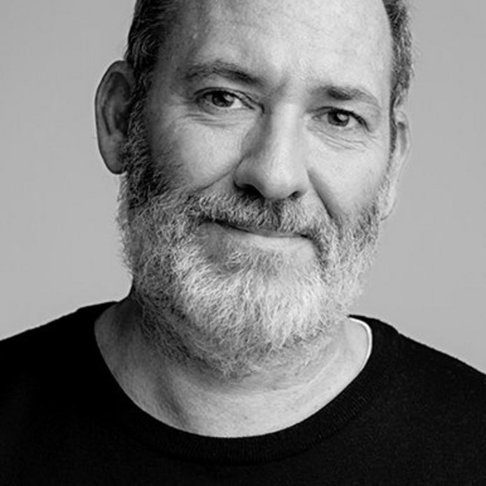 czarno-biały portret mężczyzny z brodą