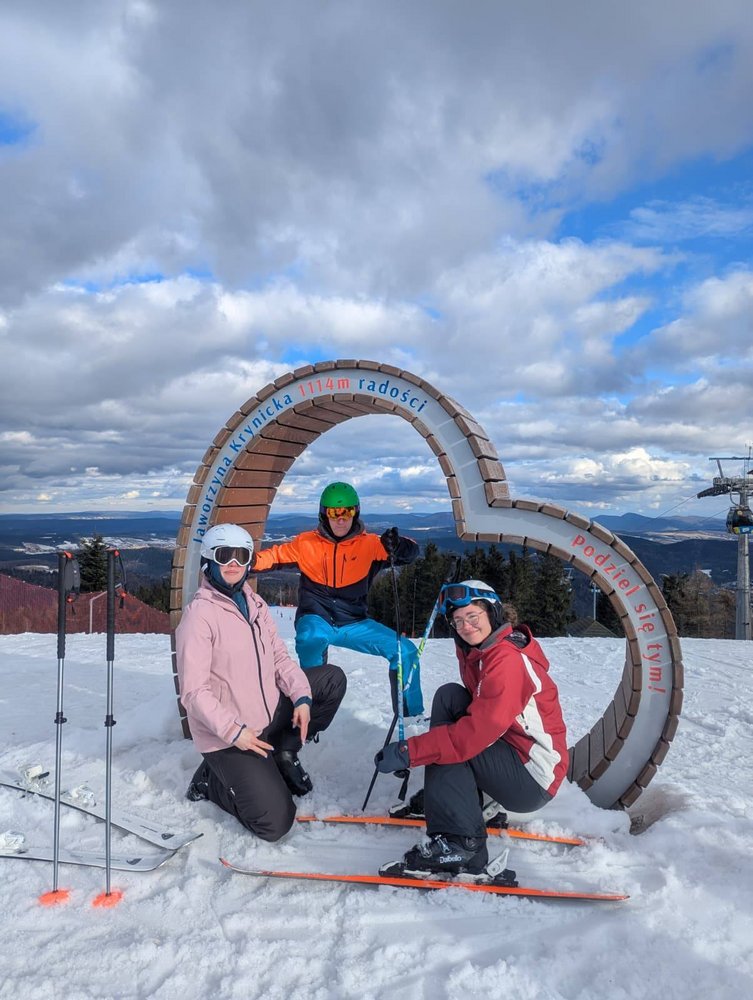 Zdjęcie trzyosobowej grupy osób na szczycie Jaworzyny-Krynickiej