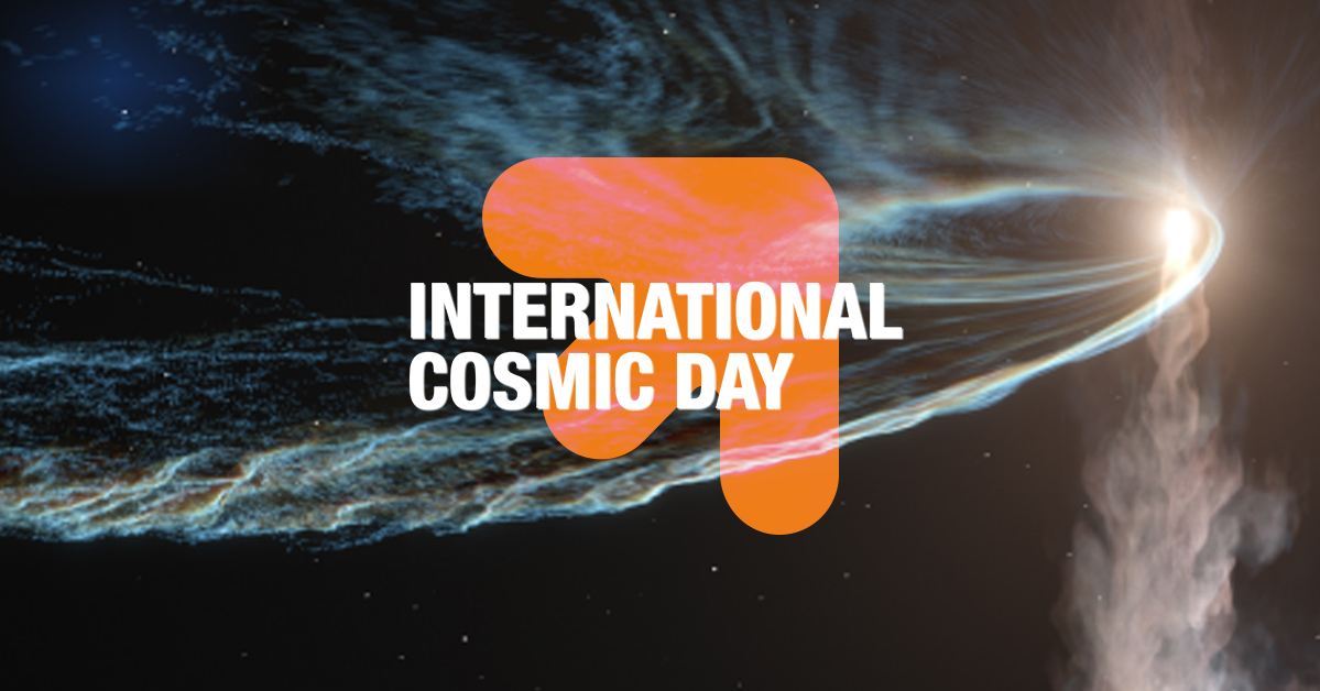 Grafika promująca International Cosmic Day – na tle kosmicznej smugi energii i gwiazd widoczny jest pomarańczowy znak graficzny oraz biały napis „International Cosmic Day”.