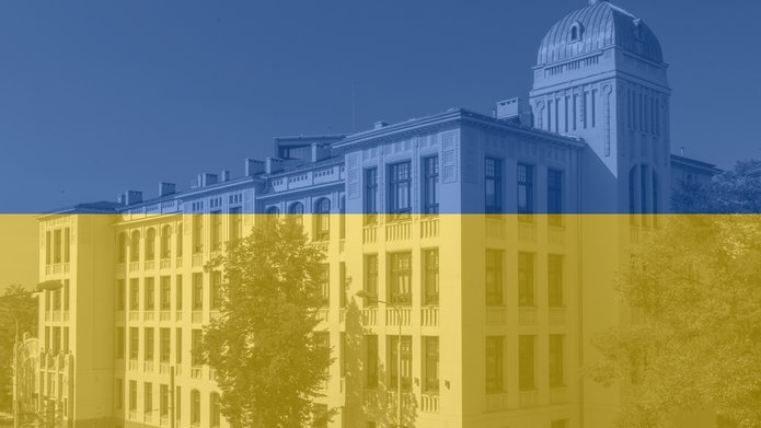 Rektorat UŁ w kolorach flagi Ukrainy