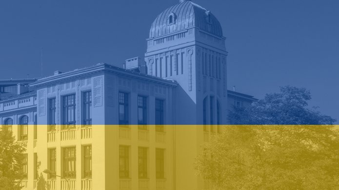 budynek Rektoratu UŁ w niebiesko-żółtych barwach