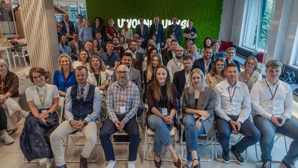 Zdjęcie grupowe uczestników śniadania biznesowego