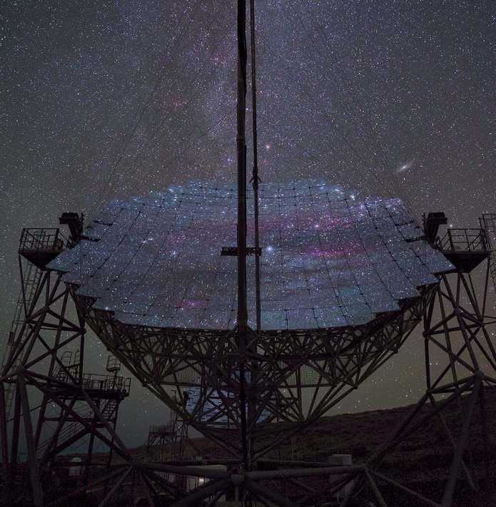 Teleskop czerenkowski na tle rozgwieżdżonego nieba