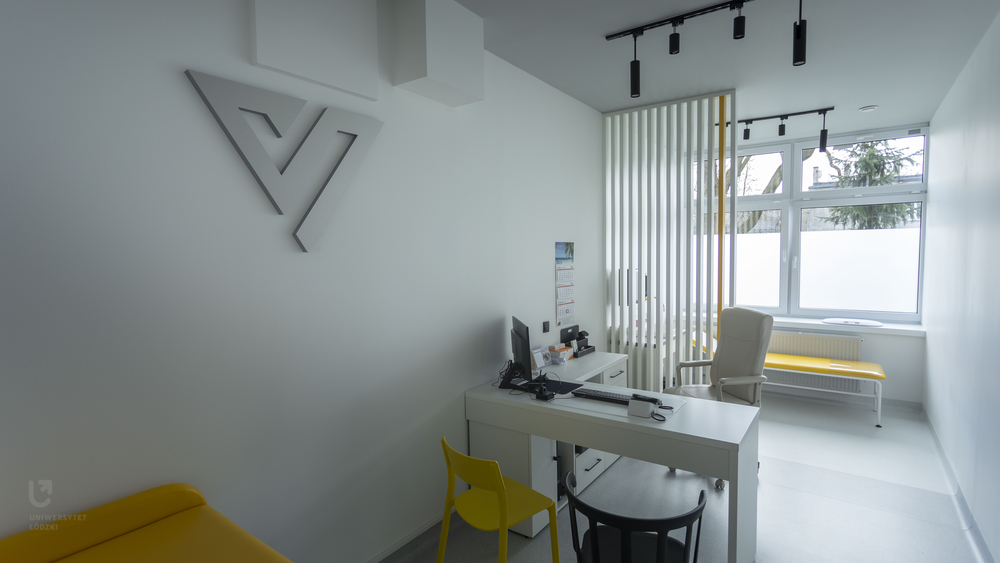 gabinet lekarski utrzymany w białym kolorze z żółtymi meblami gabinet lekarski utrzymany w białym kolorze z żółtymi meblami