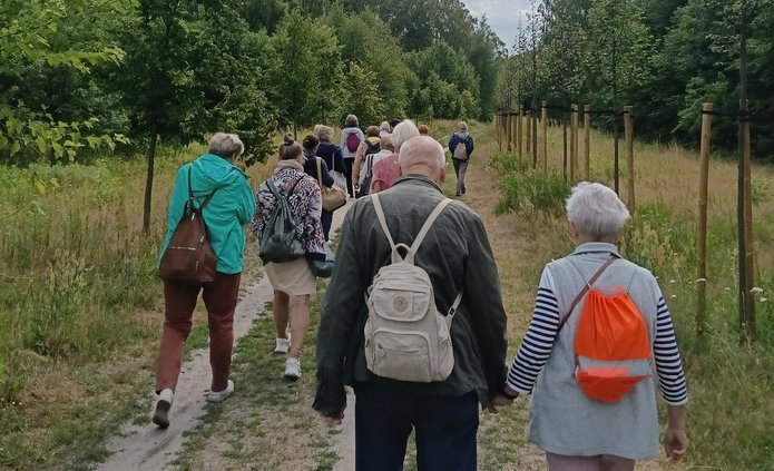Grupa seniorów spaceruje