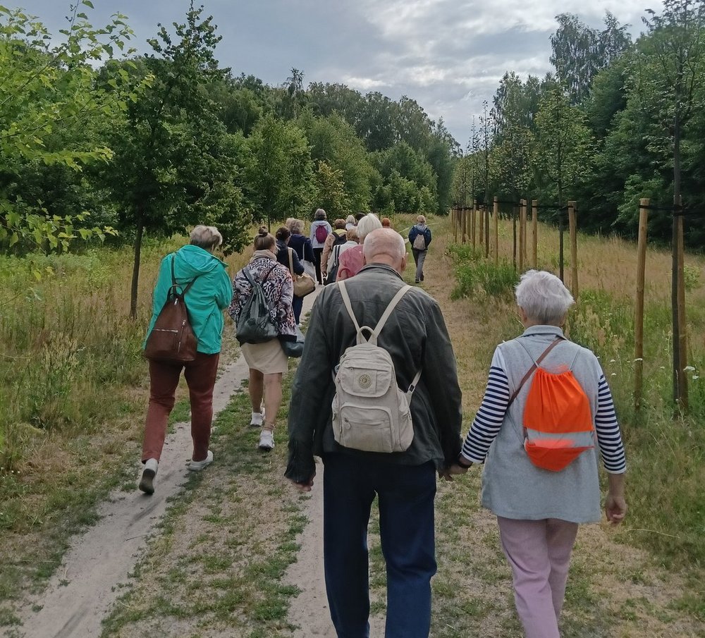 Grupa seniorów spaceruje