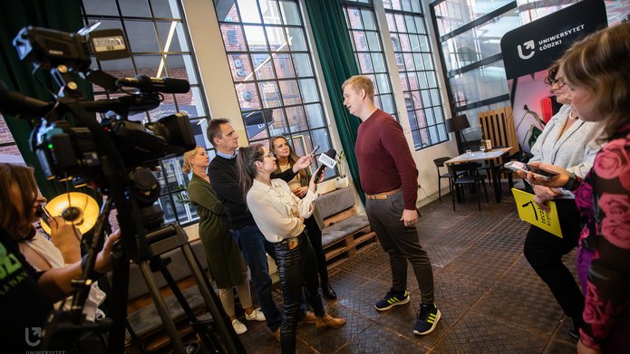 uczestnicy briefingu podczas śniadania prasowego UŁ