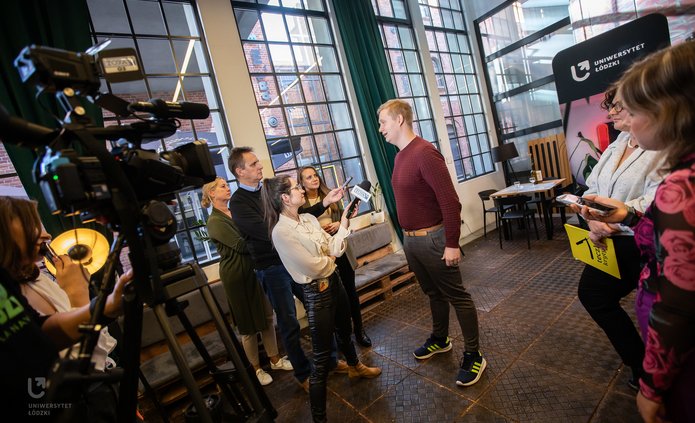 uczestnicy briefingu podczas śniadania prasowego UŁ