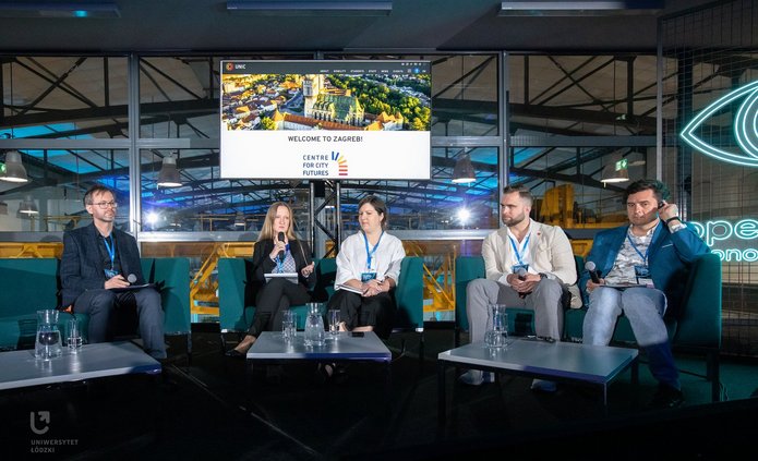zdjęcie wszystkich panelistów na scenie