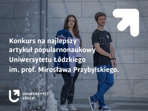 Studentka i student na tle szarej ściany z widocznymi wyrytymi literami. Na pierwszym planie tryskająca woda z fontanny. Studentka i student na tle szarej ściany z widocznymi wyrytymi literami. Na pierwszym planie tryskająca woda z fontanny.