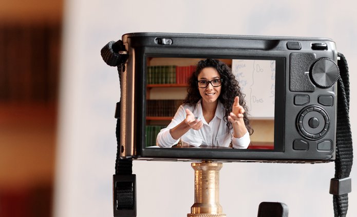 Twarz dziewczyny w obiektywie aparatu fotograficznego