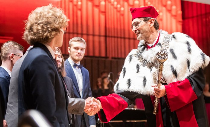 The Rector of the University of Lodz takes the oath from newly admitted students