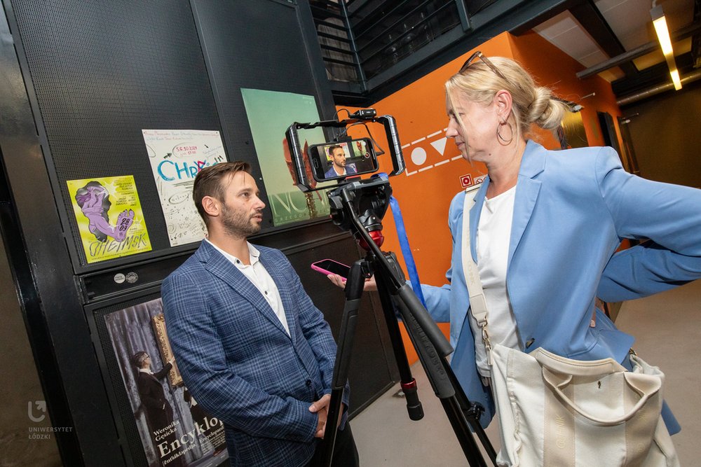 Łukasz Ochrytkow podczas wypowiedzi do mediów