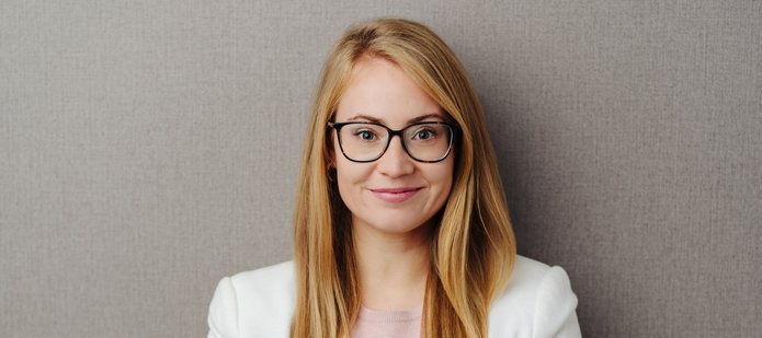 uśmiechnięta dziewczyna w okularach - portret