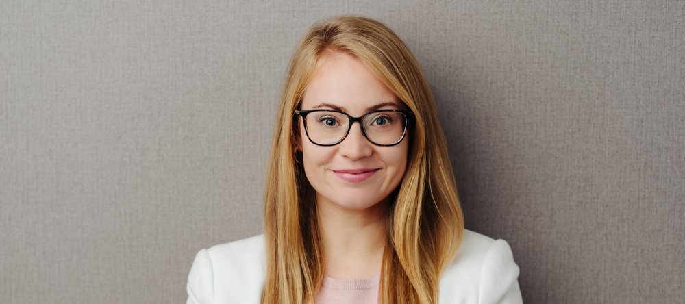 Dziewczyna w okularach na tle ściany