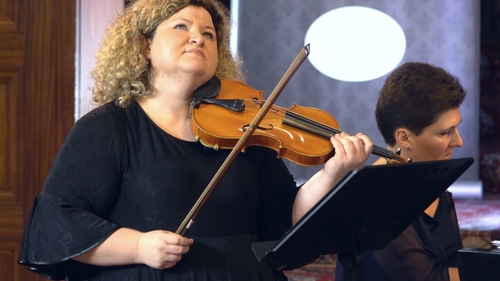 Fot. Piotr Hruszwicki Kobieta grająca na skrzypcach i kobieta grająca na fortepianie