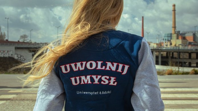 Dziewczyna w bluzie z napisem "Uwolnij umysł"