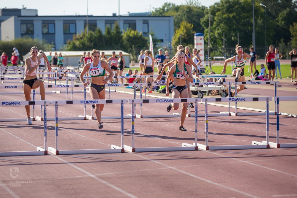 sportowcy skaczący przez płotki