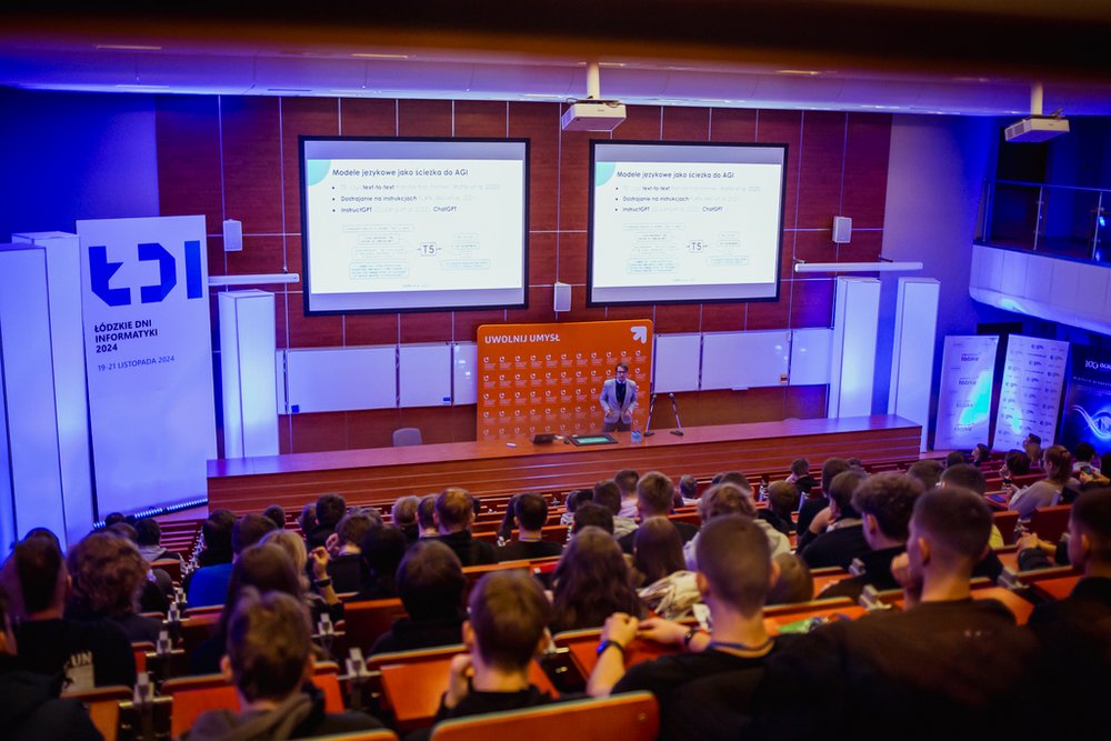 the event participants sitting and listening to the lecture in the assembly hall