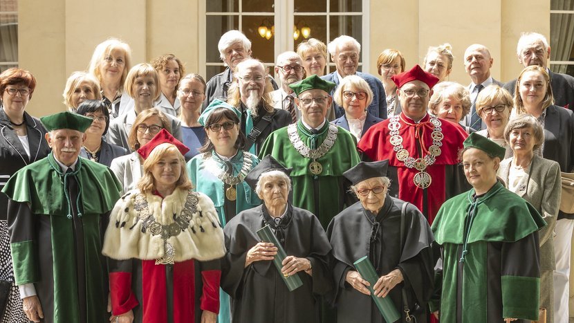 a group photo in front of the Biedermann's Palace with the Rector of the University of Lodz