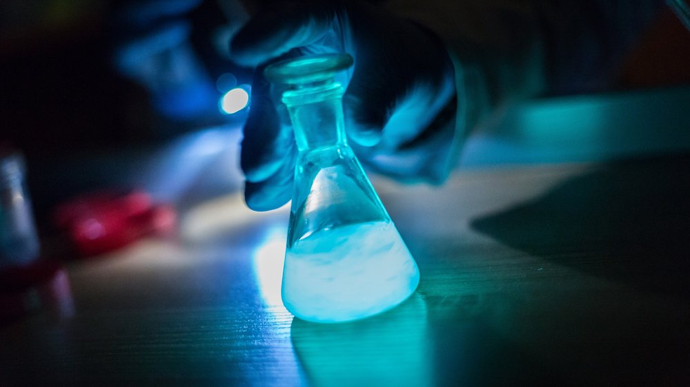 Zlewka z fluorescencyjną substancją