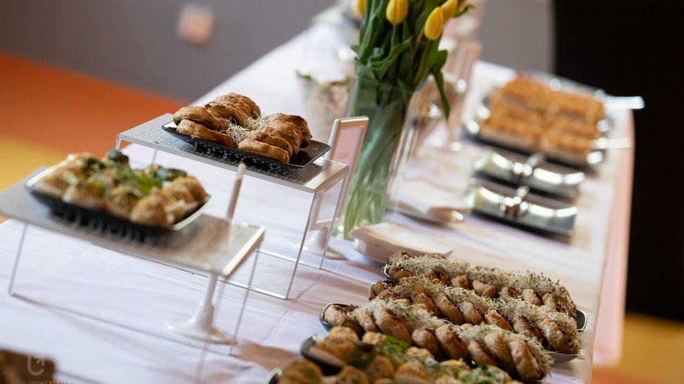 Stół z potrawami wielkanocnymi