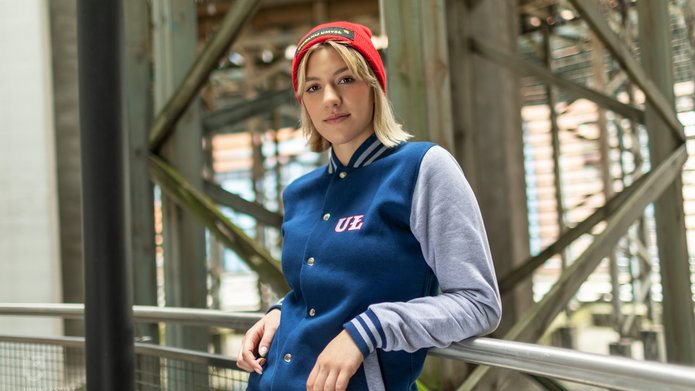 studentka w bluzie UŁ