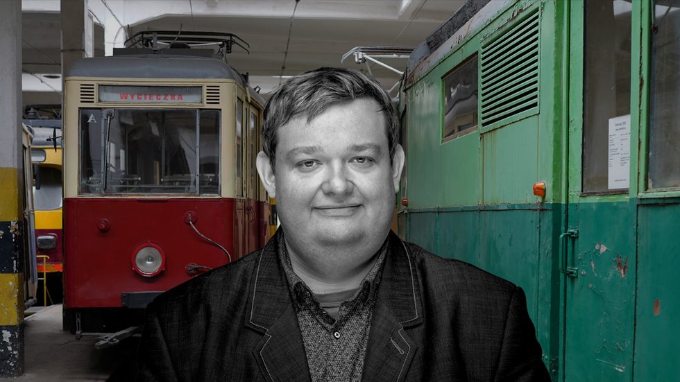 Portret dr hab. Kamila Śmiechowskiego, prof. UŁ na tle zabytkowych tramwajów