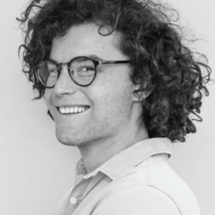 młody uśmiechnięty człowiek