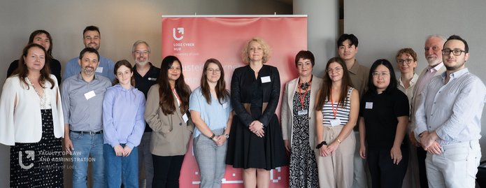 Grupa osób biorących udział w Szkole Zarządzania Internetem i Prawa Międzynarodowego 