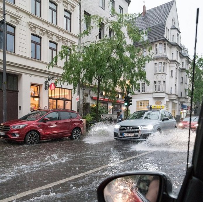 Wpływ ekstremalnych zjawisk hydrologicznych na funkcjonowanie systemów transportowych – przykład powodzi miejskiej w Łodzi
