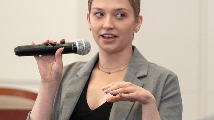 Oliwia Nadarzycka wypowiadająca się w panelu na temat popularyzacji nauki