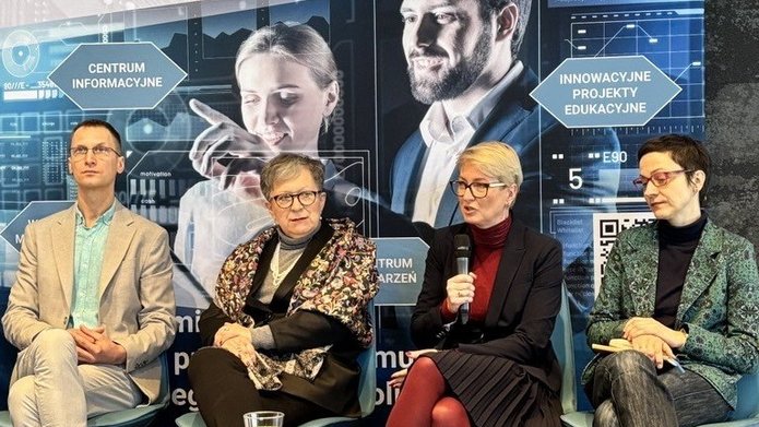 Osoby uczestniczące w panelu podczas otwarcia siedziby Erasmus+ InnHUB Łódź