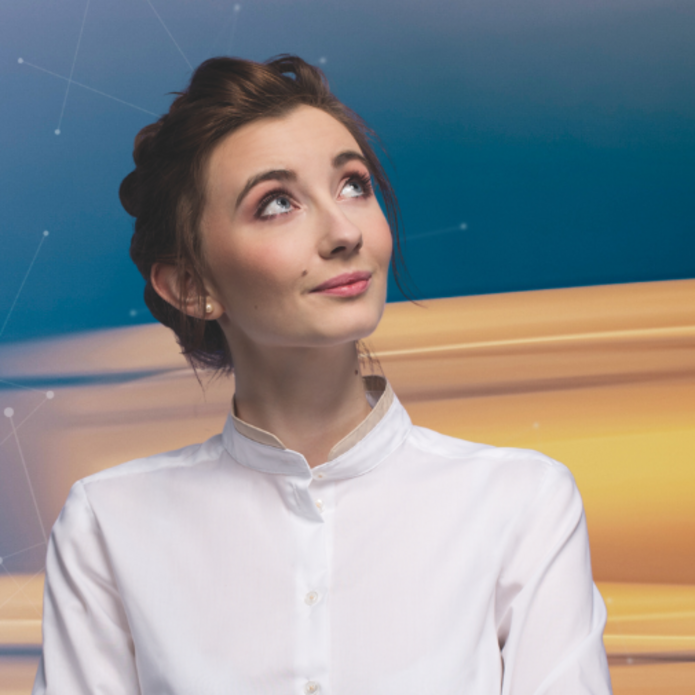 kolorowe zdjęcie przedstawiające uśmiechniętą młodą kobietę