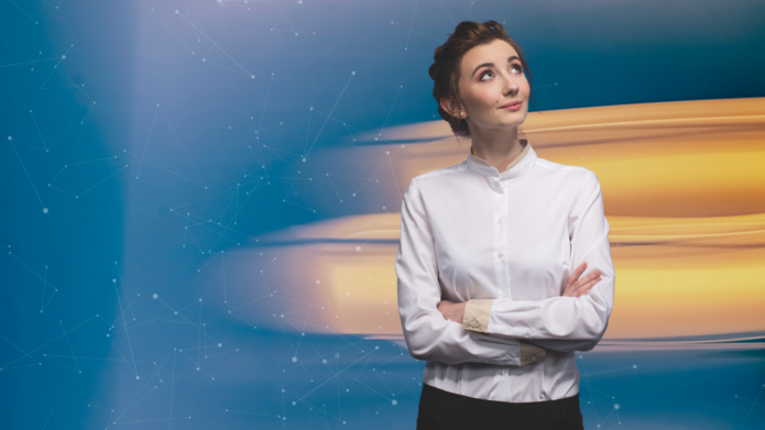 Na grafice widoczna jest młoda kobieta w półpostaci, ubrana w jasną koszulę, patrząca lekko w prawo (w górę). Jej ramiona są luźno skrzyżowane. W tle — abstrakcyjne barwy: dominują niebieskie i beżowo-złote pasma, przechodzące w gradient, oraz delikatne geometryczne linie i punkty sugerujące sieć połączeń lub strukturę danych. Kompozycja tworzy nastrój refleksji, nowoczesności i naukowego kontekstu.