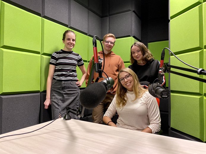 studenci koła nukowego ekohydrologii w studio nagrań radiowych