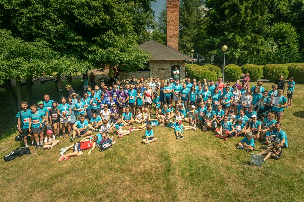 zdjęcie grupowe uczestników biegu