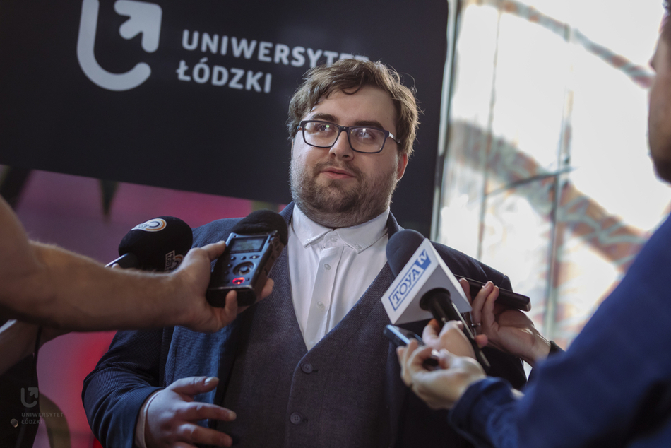 Paweł Żaboklicki, przewodniczący Uczelnianej Rasy Samorządu Studenckiego UŁ, podczas briefingu prasowego