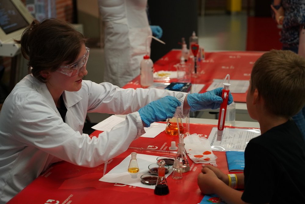 pokazy chemiczne podczas pikniku naukowego 