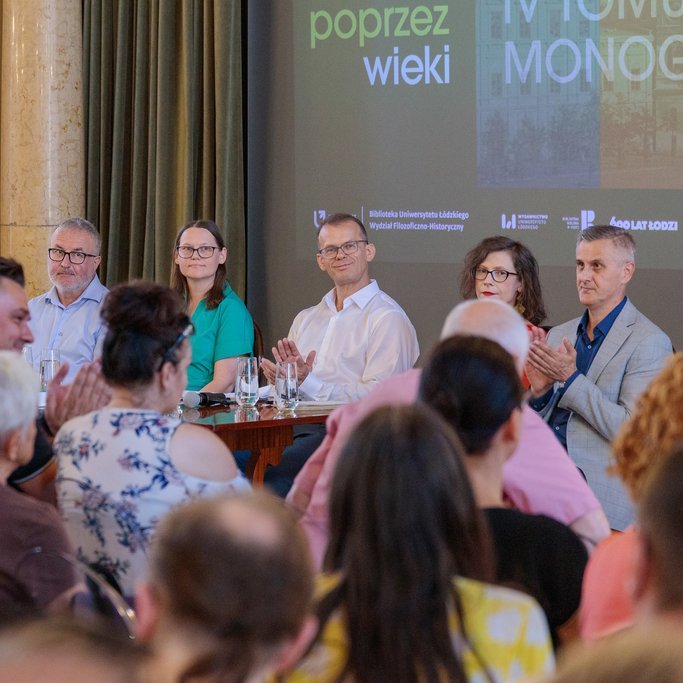 autorzy IV tomu oraz prowadzący podczas dyskusji