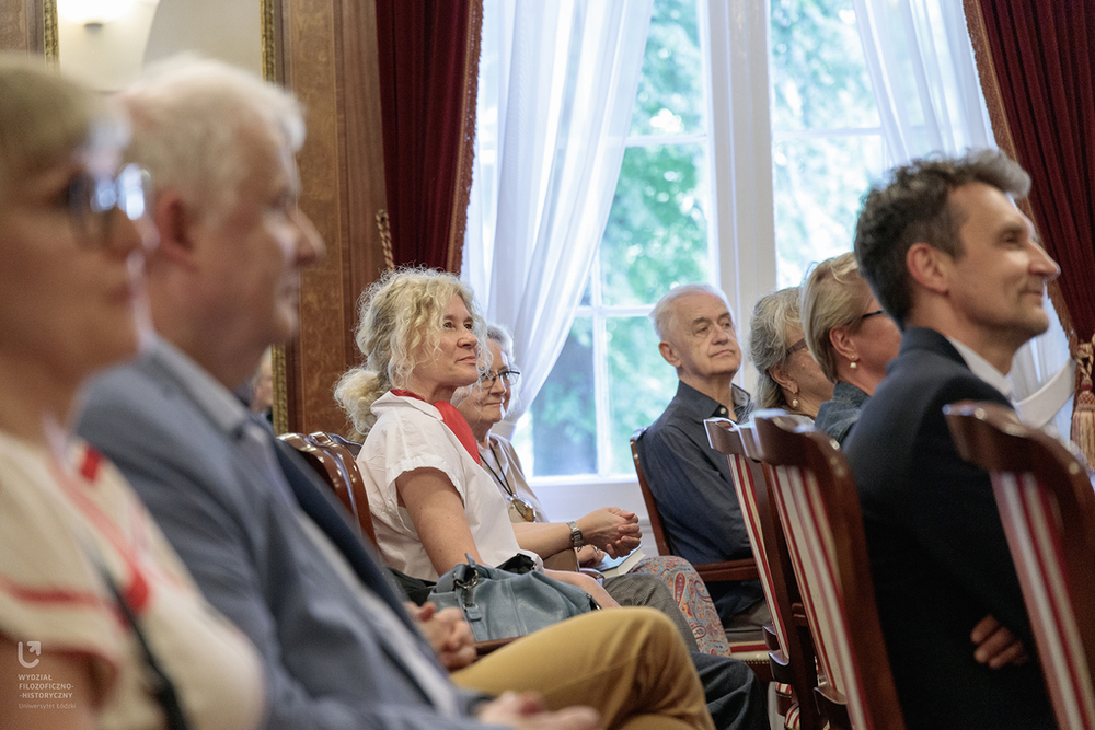 Zdjęcie osób siedzących na krzesłach Zdjęcie osób siedzących na krzesłach