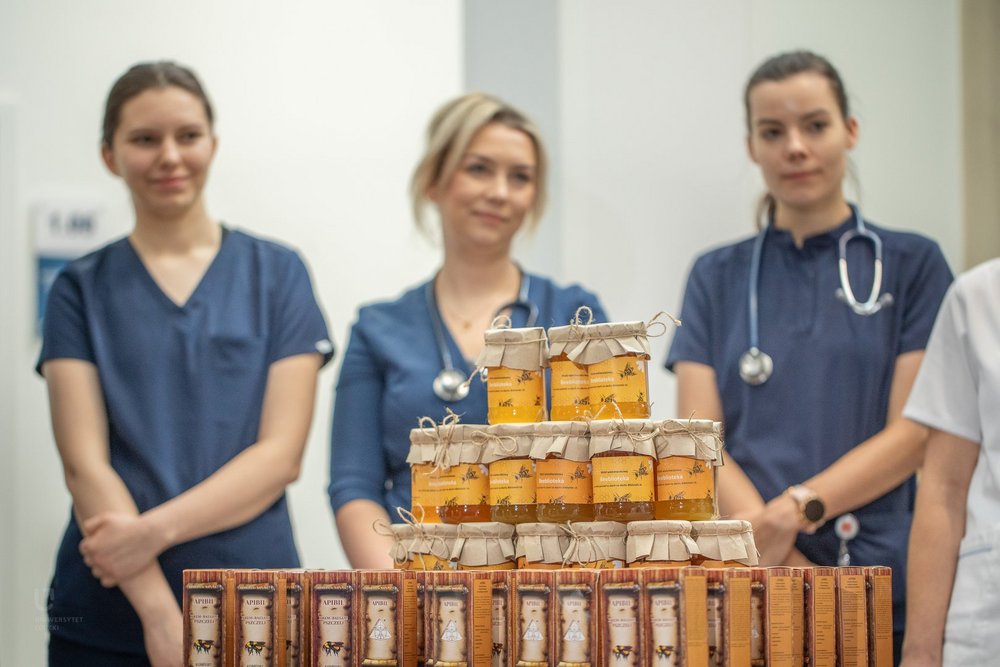 Przekazanie miodu z pasieki UŁ pacjentom szpitala im. Kopernika