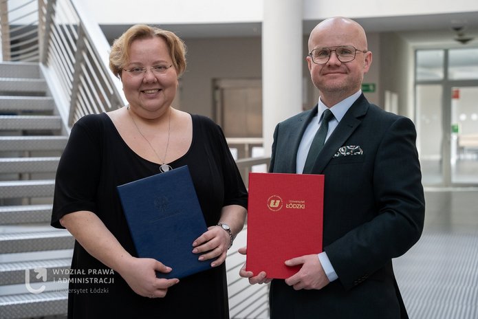 Kobieta w eleganckiej sukience i mężczyzna w garniturze.