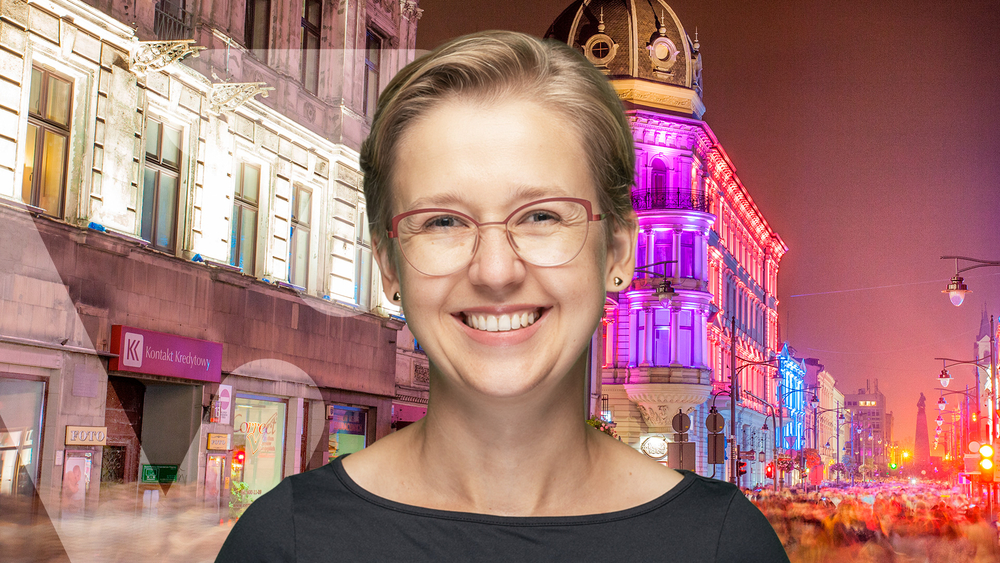 dr. A.M. Żulicka na tle kolorowo oświetlonych kamienic na ul. Piotrkowskiej w Łodzi dr. A.M. Żulicka na tle kolorowo oświetlonych kamienic na ul. Piotrkowskiej w Łodzi